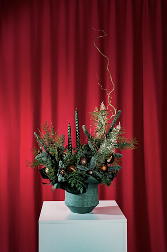 Новогодня композиция 041 из елки, туи, корилиуса, свечей и ёлочных игрушек 